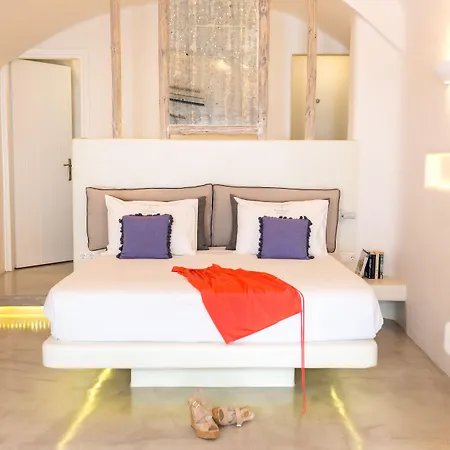 Flaskos Luxury Suites Aparthotel 4*