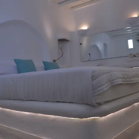 Flaskos Luxury Suites Aparthotel