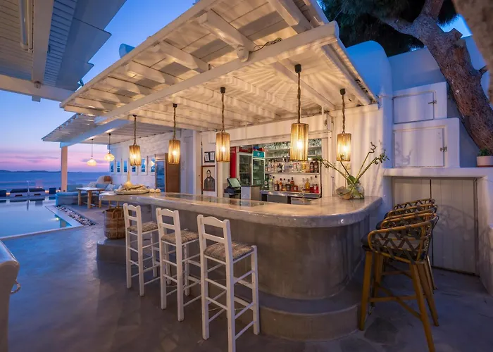 Flaskos Luxury Suites Aparthotel 4*