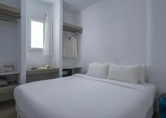 Flaskos Luxury Suites 4*