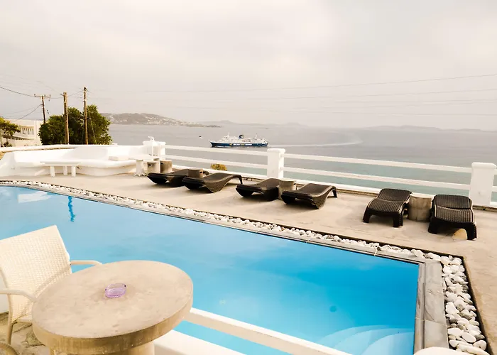 Flaskos Luxury Suites 4*