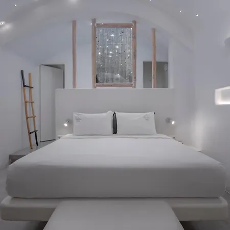 Flaskos Luxury Suites Aparthotel 4*