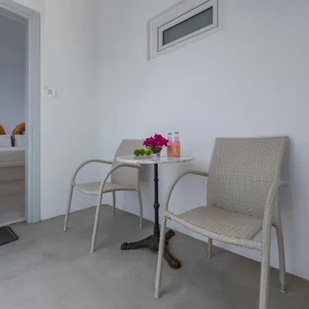 Flaskos Luxury Suites Aparthotel 4*