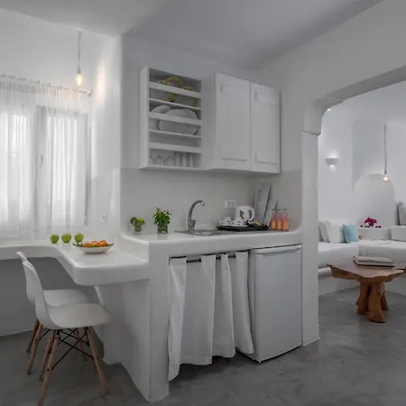 Flaskos Luxury Suites Aparthotel