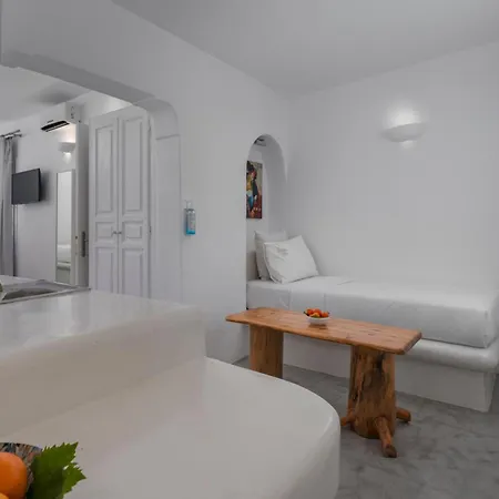 Flaskos Luxury Suites Aparthotel 4*