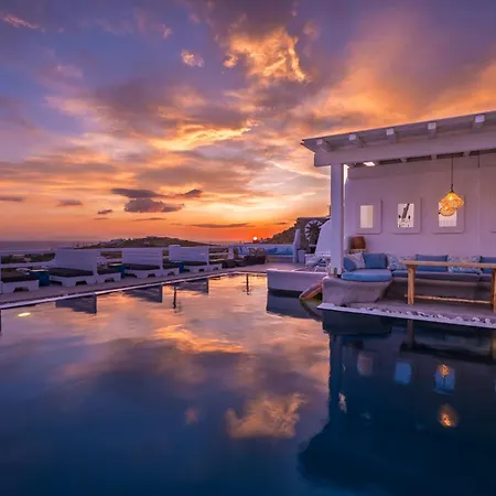 Flaskos Luxury Suites Aparthotel