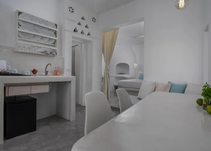 Flaskos Luxury Suites Aparthotel