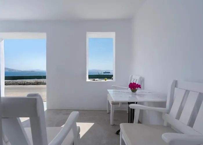 Flaskos Luxury Suites Aparthotel 4*