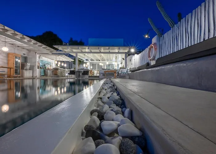 Flaskos Luxury Suites