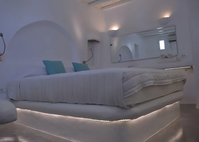 Flaskos Luxury Suites Aparthotel