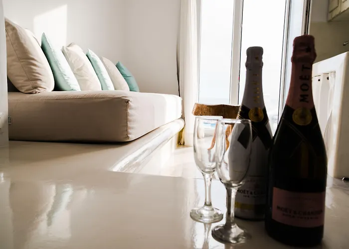 Flaskos Luxury Suites Aparthotel